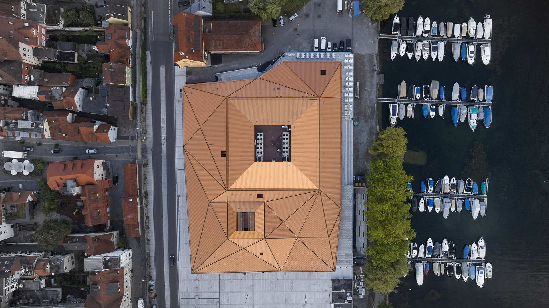 Vogelperspektive auf die Inselhalle Lindau